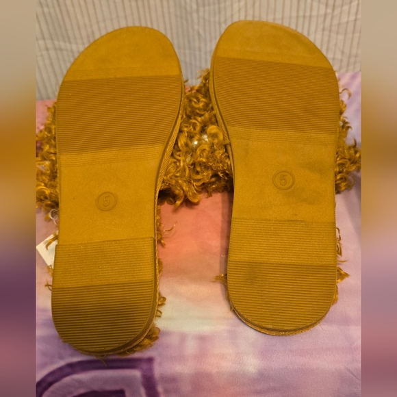 #3311 Cat and jack Girls adelina Embellished slippers gold - Picture 2 of 3